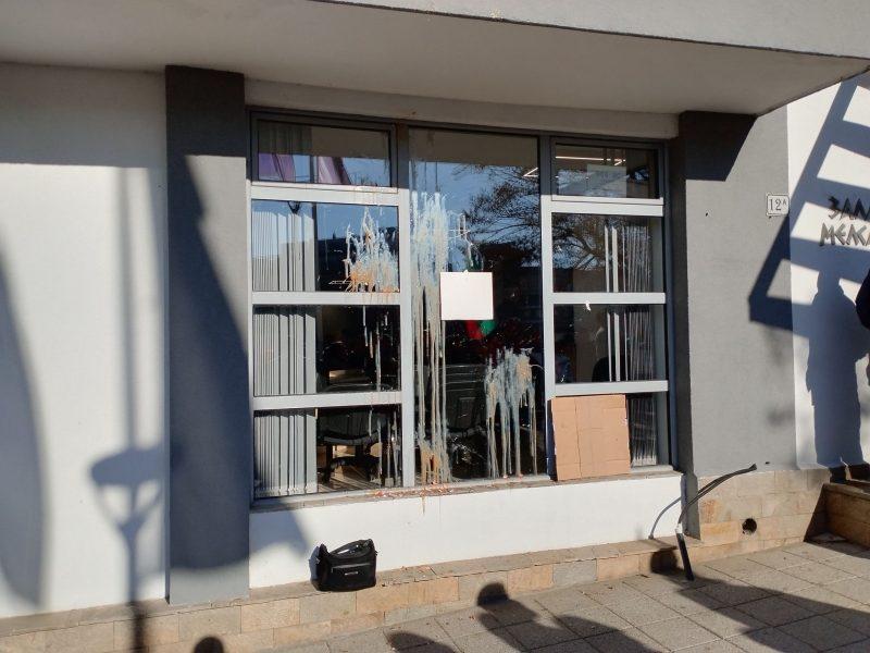 Замерване с яйца сградата на общинския съвет