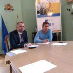 Вляво: Вълчо Чолаков