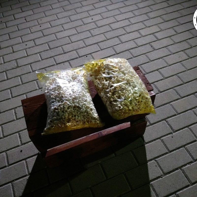 Днес се проведе първото по рода си автокино на територията на община Бургас. Уникалното на събитието е, че автокиното беше на общинския паркинг, който е точно пред сараите на Ахмед Доган в парк “Росенец”.