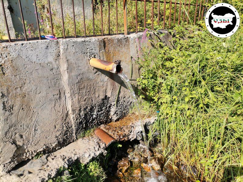 Минералната вода се излива в реката